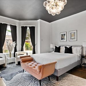 Deluxe Queen Suite